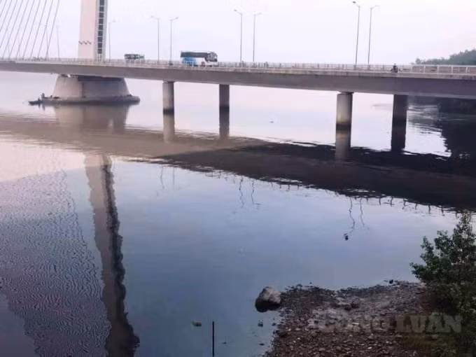Sông Hàn bị nhuộm một màu đen chảy từ hệ thống cống xả Đảo Xanh.