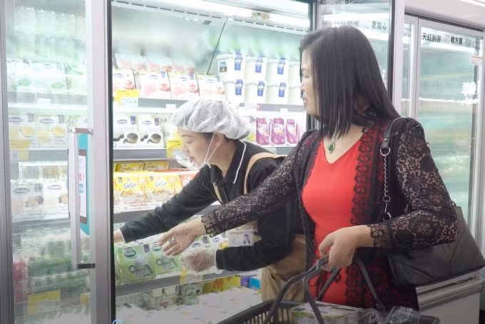 Tại siêu thị Thiên Hồng, ngoài sữa chua Vinamilk, người tiêu dùng có thể lựa chọn nhiều dòng sản phẩm khác như Sữa chua uống men sống Probi, Sữa chua SuSu...