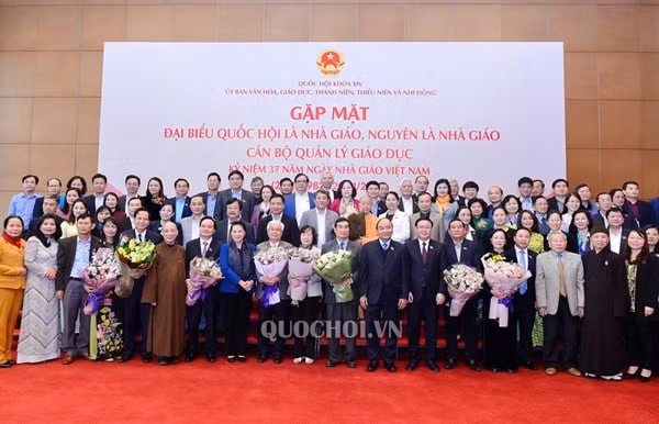 Thủ tướng Nguyễn Xuân Phúc, Chủ tịch Quốc hội Nguyễn Thị Kim Ngân và các đại biểu chụp ảnh lưu niệm với các Đại biểu Quốc hội là nhà&nbsp; giáo, nguyên là nhà&nbsp; giáo, cán bộ quản lý giáo dục. Ảnh: quochoi.vn