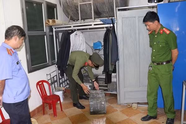 Khám xét tại số nhà 24 đường Nguyễn Thị Minh Khai, TP Hà Tĩnh của Nguyễn Minh Cầm. Ảnh CAHT