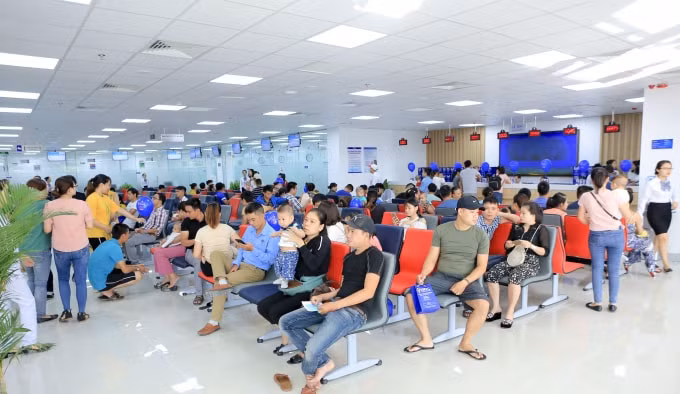 Ngay ngày đầu tiên triển khai tiêm vắc xin “phế cầu 13” tại Việt Nam, hàng trăm khách hàng đã đến VNVC tiêm vắc xin mới.