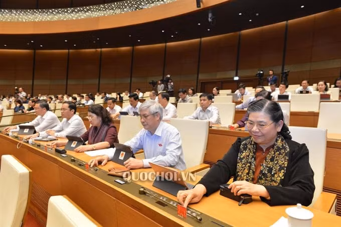 Đại biểu Quốc hội biểu quyết thông qua Nghị quyết về dự toán ngân sách Nhà nước năm 2020.