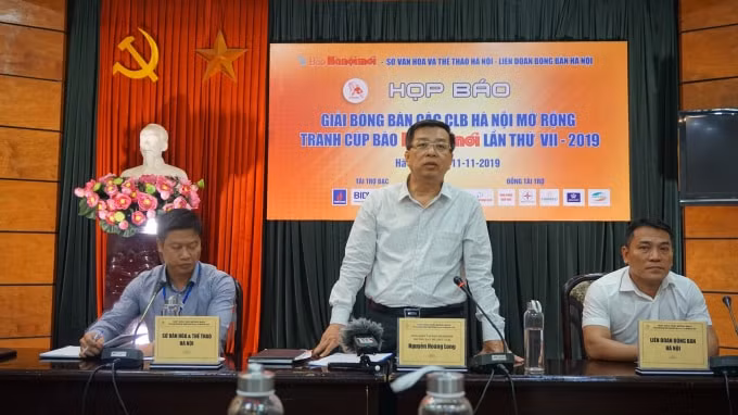 Ông Nguyễn Hoàng Long - Tổng Biên tập Báo Hànộimới công bố điều lệ thi đấu Giải bóng bàn các Câu lạc bộ Hà Nội mở rộng tranh Cúp Báo Hànộimới lần thứ 7. Ảnh; V.H