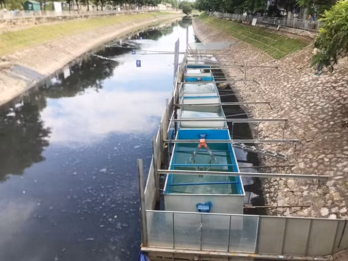Đoạn sông Tô Lịch nơi Công ty JVE lắp đặt hệ thống thiết bị thí điểm làm sạch bằng công nghệ nano-bioreactor Nhật Bản. Ảnh TL.