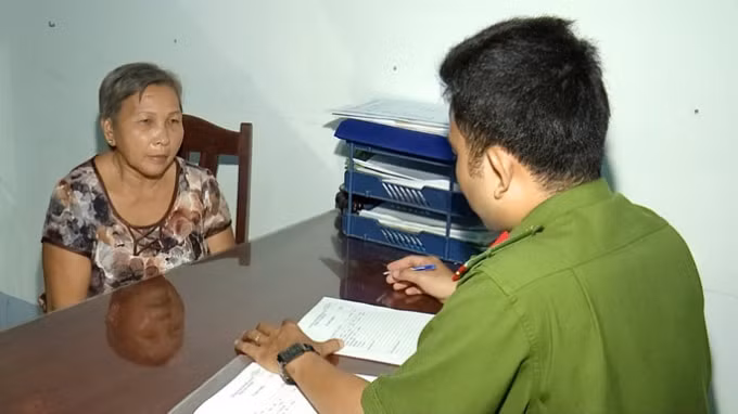 Bà Phụng tại cơ quan điều tra. Ảnh: Trọng Nguyễn.