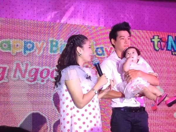 Hình ảnh Mai Phương và Phùng Ngọc Huy trong lễ thôi nôi bé Lavie