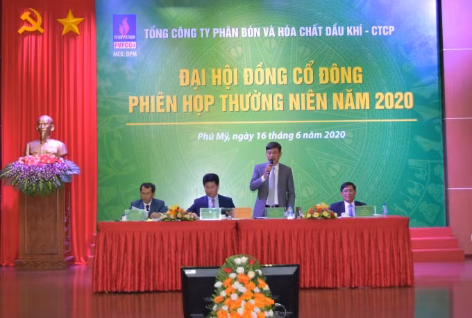 Đoàn Chủ tịch điều hành phiên họp.