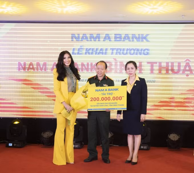 Bà Tân Thị Lệ Huyền – Giám đốc Nam A Bank Bình Thuận cùng Á hậu Hoàn vũ Việt Nam 2019 Nguyễn Huỳnh Kim Duyên trao bảng tượng trưng tài trợ 3 căn nhà tình thương cho Chỉ huy trưởng Quân sự huyện Tánh Linh.
