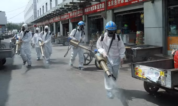 Các tác khử trùng và phòng dịch đang được đẩy mạnh tại Bắc Kinh - Ảnh: Reuters
