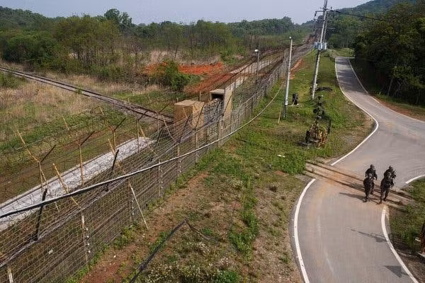 Triều Tiên từ chối đặc phái viên từ phía Hàn Quốc và tuyên bố sẽ gửi thêm quân đến khu phi quân sự - Ảnh: Reuters