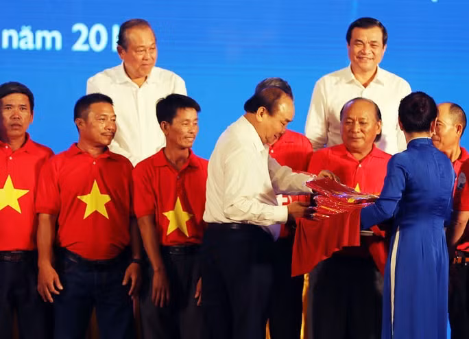 Thủ tướng Nguyễn Xuân Phúc trao cờ Tổ Quốc từ Chương trình