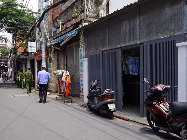 Công an tiến hành khám xét nhà của bị can Huỳnh Phước Long. Ảnh: TNO