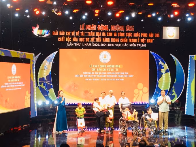 Tại lễ phát động, Công ty cổ phần Synot ASEAN (Nghệ An) đã trao phần quà cho 5 gia đình có NNCĐDC.