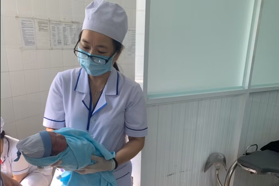 Em bé đã được cấp cứu kịp thời, gia đình đã đến nhận lại em.