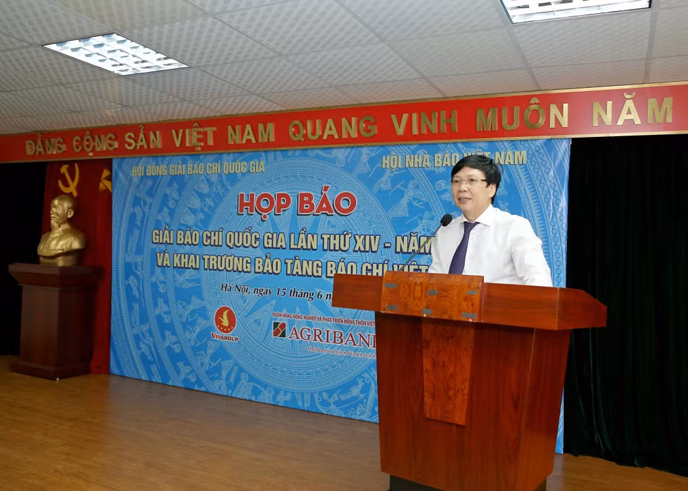 Đồng chí Hồ Quang Lợi - Phó Chủ tịch Thường trực Hội Nhà báo Việt Nam, Phó Chủ tịch Thường trực HĐ Giải BCQG phát biểu tại họp báo. Ảnh: Sơn Hải