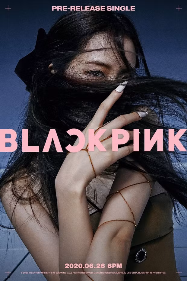 Jisoo chung thành với mái tóc màu đen.