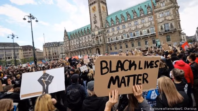 Phong trào Black Lives Matter lan rộng ở Đức sau cái chết của George Floyd - Ảnh: DPA