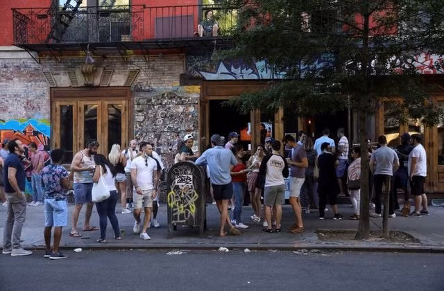 Giới trẻ tụ tập tại một quán bar ở New York, Mỹ. Ảnh: Reuters
