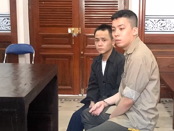 Hai bị cáo Tú và Hào tại phiên xử. Ảnh: PLO