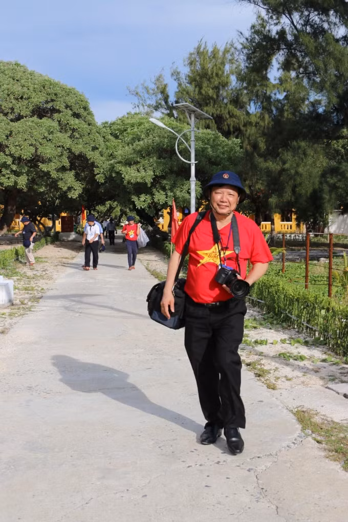 Nhà báo Tào Khánh Hưng - Phó TBT Báo Xây dựng trong một chuyến công tác trên Đảo Song Tử Tây - Quần đảo Trường Sa.