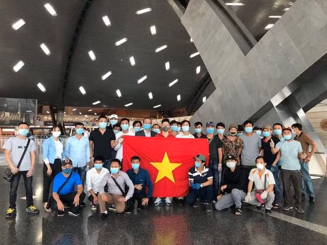 Các công dân lên máy bay tại Qatar - Ảnh: Bộ Ngoại giao Việt Nam