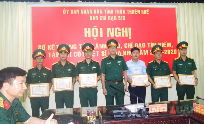 Đại tá Hoàng Văn Nhân – Chính ủy Bộ CHQS tỉnh, Phó trưởng ban thường trực, Ban chỉ đạo 515 tỉnh tặng giấy khen cho các cá nhân đã có thành tích xuất sắc trong trong công tác quy tập mộ liệt sỹ mùa khô 2019 – 2020.