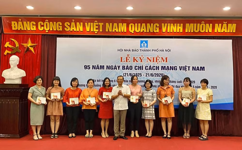 Tặng Kỷ niệm chương “Vì sự nghiệp báo chí Việt Nam” cho 11 hội viên nhà báo của các cơ quan báo chí Hà Nội.