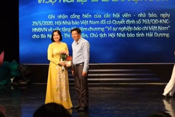 Chủ tịch Hội Nhà báo tỉnh Hải Dương Nguyễn Thị Hải Vân đón nhận Kỷ niệm chương 