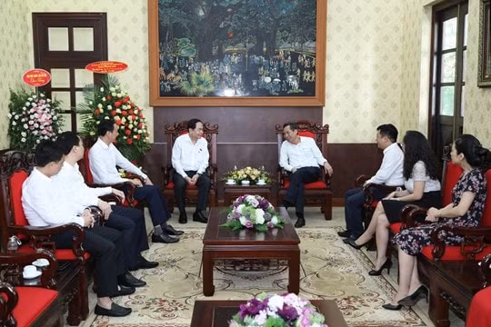 Chủ tịch UBTƯ MTTQ Việt Nam Trần Thanh Mẫn thăm hỏi, động viên đội ngũ những người làm báo. Ảnh: Quang Vinh