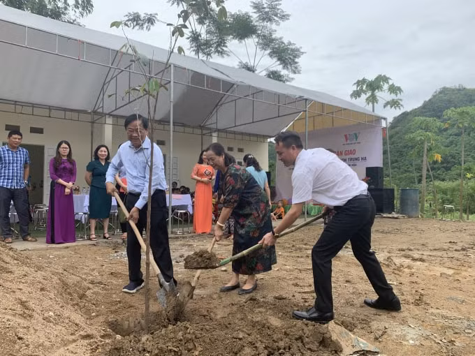 Ông Mai Đức Lộc, bà Đỗ Thị Thuý và đại diện Đài tiếng nói Việt Nam đã trồng cây lưu niệm tại khuôn viên lớp học