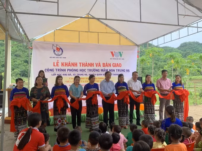 Ông Mai Đức Lộc, Phó Chủ tịch Hội Nhà báo Việt Nam, bà Đỗ Thị Thuý, Giám đốc Công ty TNHH Dịch vụ Truyền thông Hội Nhà báo Việt Nam cùng một số đại biểu cắt băng khánh thành