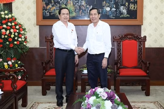 Chủ tịch UBTW MTTQ Việt Nam Trần Thanh Mẫn và Tổng biên tập báo Nhân Dân, Phó trưởng Ban Tuyên giáo Trung ương, Chủ tịch Hội Nhà báo Việt Nam Thuận Hữu. Ảnh: Quang Vinh
