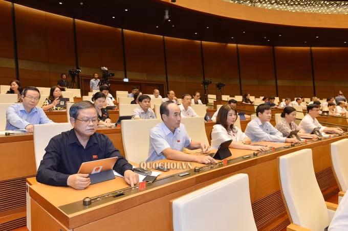 Các đại biểu Quốc hội nhấn nút biểu quyết thông qua Luật Hòa giải, đối thoại tại Tòa án, chiều 16/6.