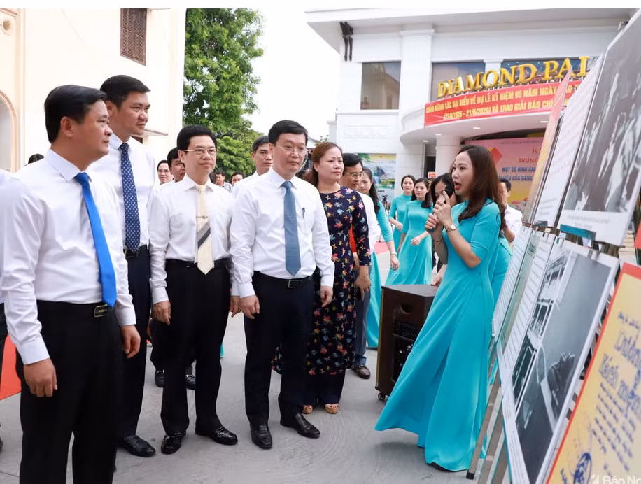 Các đồng chí lãnh đạo tỉnh tham quan trưng bày chuyên đề: “Một số hình ảnh về sưu tập báo chí, truyền đơn, tài liệu của Đảng trong phong trào Xô viết Nghệ Tĩnh”. Ảnh: Thành Duy