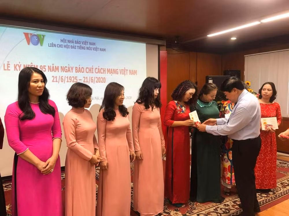 Tổng Giám đốc VOV Nguyễn Thế Kỷ trao tặng Kỷ niệm chương “Vì sự nghiệp báo chí Việt Nam” cho 23 hội viên. Ảnh Văn Ngân