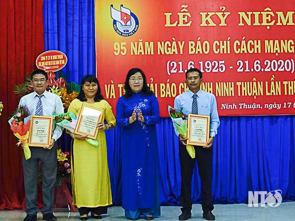 Nhà báo Nguyễn Minh Hà, Giám đốc Đài Phát thanh và Truyền hình tỉnh, Chủ tịch Hội Nhà báo tỉnh trao giải Khuyến khích cho các tác giả. Ảnh: P. Bình
