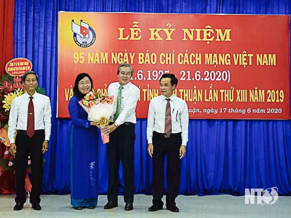 Ông Lê Văn Bình, UVTV Tỉnh ủy, Phó Chủ tịch UBND tỉnh tặng hoa chúc mừng lãnh đạo Hội Nhà báo tỉnh. Ảnh: P. Bình