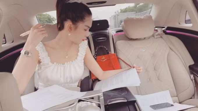 Làm việc cũng phải ngồi trên xe 14 tỷ siêu sang chảnh, chất chơi như thế này ai sánh kịp.