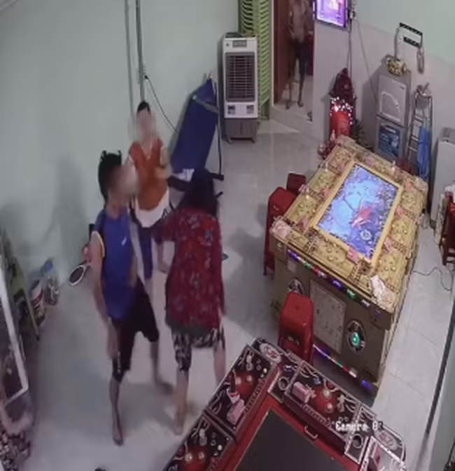 nam thanh niên đánh mẹ