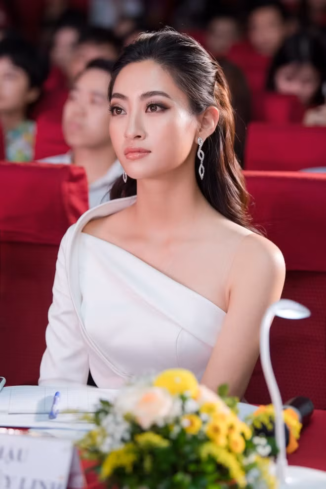 Lương Thuỳ Linh vô cùng nghiêm túc trong việc nhìn nhận và đánh giá các thí sinh.