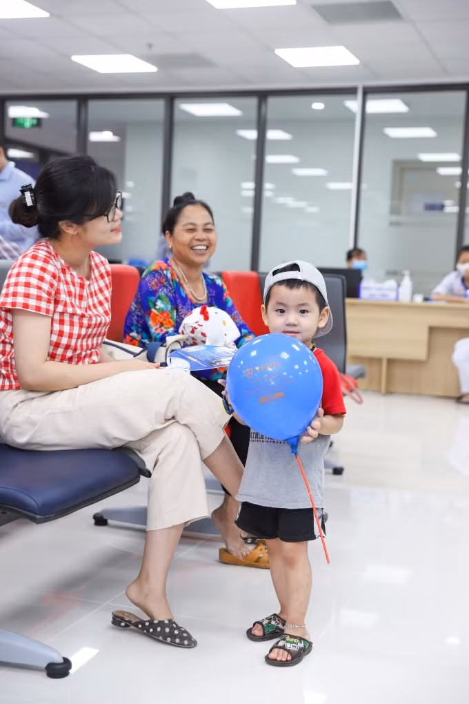 Người dân khu vực phía Tây TP. Hà Nội phấn khởi khi trải nghiệm dịch vụ tiêm chủng vắc xin cao cấp, an toàn, chất lượng với giá thành bình ổn tại VNVC Mỹ Đình.