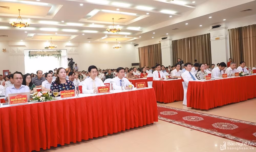 Các đồng chí lãnh đạo tham dự buổi lễ(ảnh: baonghean).