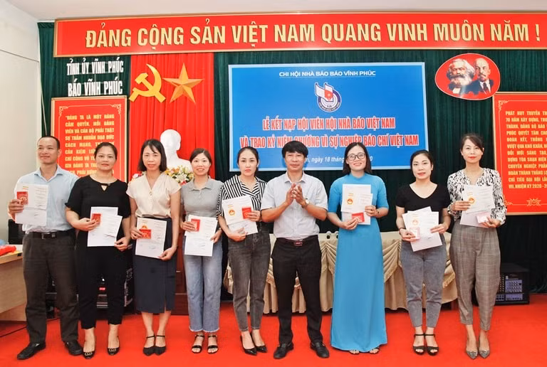 Chủ tịch Hội Nhà báo tỉnh, Tổng Biên tập Báo Vĩnh Phúc Nguyễn Khắc Hiếu trao Kỷ niệm chương cho các cá nhân(ảnh: baovinhphuc).