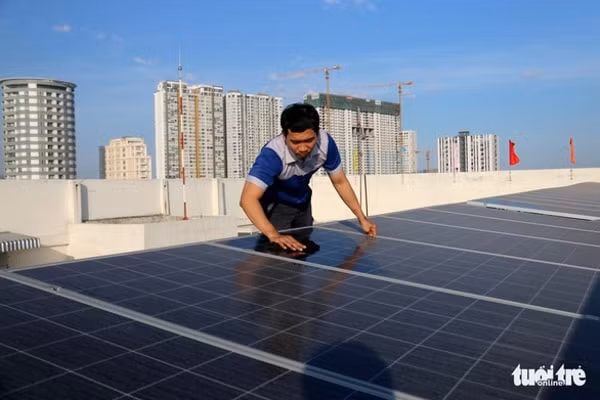 Thủ tướng yêu cầu khẩn trương có các hướng dẫn để việc lắp đặt hệ thống điện mặt trời đảm bảo thống nhất, thuận lợi. Ảnh: TTO