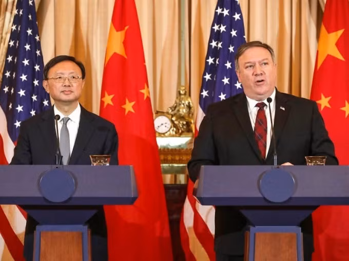 Ông Mike Pompeo (phải) và ông Dương Khiết Trì (trái) trả lời báo giới sau cuộc gặp tháng 11-2018 ở thủ đô Washington (Mỹ). Ảnh: AFP