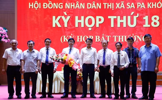 Các đồng chí lãnh đạo tỉnh Lào Cai, thị xã Sapa tặng hoa chúc mừng Tân Chủ tịch UBND thị xã Sapa - Vương Trinh Quốc (ảnh: Tuấn Nguyễn- Laocaitv)