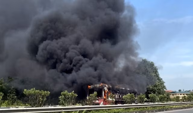 Khói xe bốc lên cao ngút trời.