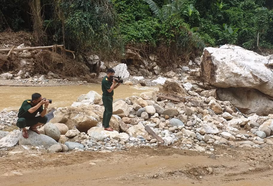 Phóng viên báo Quân đội nhân dân luôn xung phong đi đầu tác nghiệp trong những vùng bão lũ. Ảnh: NVCC
