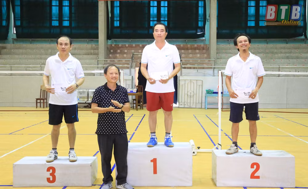 Đồng chí Vũ Anh Thao, Chủ tịch Hội Nhà báo tỉnh trao giải cho các vận động viên thi đấu nội dung đôi nam trên 50 tuổi. Ảnh Thành Tâm