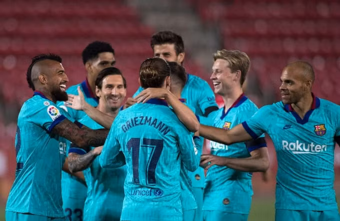 Các cầu thủ Barca ăn mừng bàn thắng